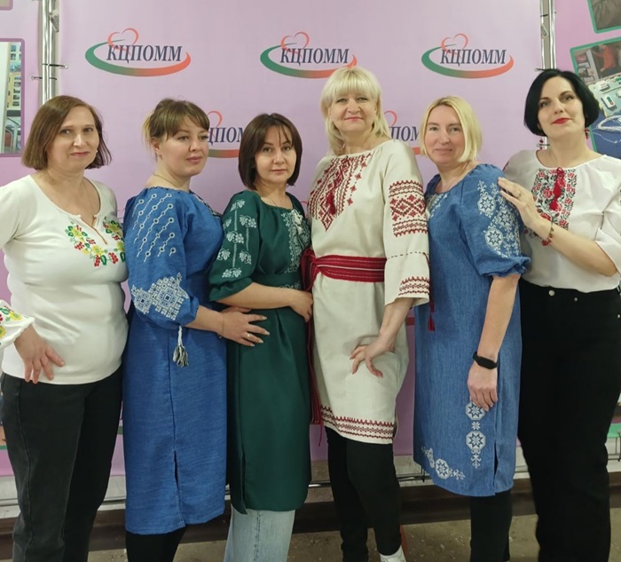 Педагоги КЦПОММ провели флешмоб до Дня вишиванки